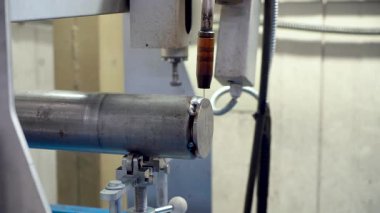 üretilen hidrolik silindirler, adım adım, metal üretimi, silindir montajı, yüksek basınçlı sanayi fabrikası iş akışı, kalite kontrolü, ağır makineler, çelik hidrolik sistemleri