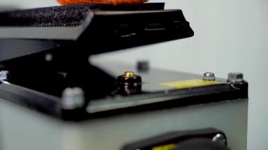 üretilen hidrolik silindirler, adım adım, metal üretimi, silindir montajı, yüksek basınçlı sanayi fabrikası iş akışı, kalite kontrolü, ağır makineler, çelik hidrolik sistemleri