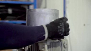 birincil hidrolik silindirler, üretim süreci, hassasiyet makineleri, metal üretimi, silindir montaj yüksek basınç testi, fabrika iş akışı, kalite kontrolü, metal bileşenler