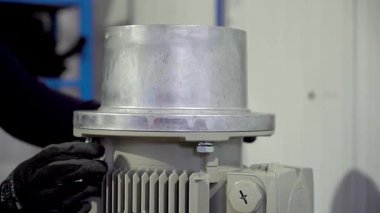 birincil hidrolik silindirler, üretim süreci, hassasiyet makineleri, metal üretimi, silindir montaj yüksek basınç testi, fabrika iş akışı, kalite kontrolü, metal bileşenler