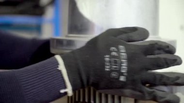 birincil hidrolik silindirler, üretim süreci, hassasiyet makineleri, metal üretimi, silindir montaj yüksek basınç testi, fabrika iş akışı, kalite kontrolü, metal bileşenler