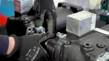 birincil hidrolik silindirler, üretim süreci, hassasiyet makineleri, metal üretimi, silindir montaj yüksek basınç testi, fabrika iş akışı, kalite kontrolü, metal bileşenler