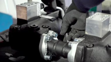 birincil hidrolik silindirler, üretim süreci, hassasiyet makineleri, metal üretimi, silindir montaj yüksek basınç testi, fabrika iş akışı, kalite kontrolü, metal bileşenler