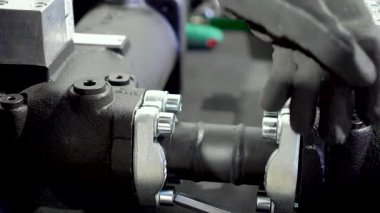 birincil hidrolik silindirler, üretim süreci, hassasiyet makineleri, metal üretimi, silindir montaj yüksek basınç testi, fabrika iş akışı, kalite kontrolü, metal bileşenler