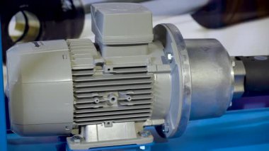 birincil hidrolik silindirler, üretim süreci, hassasiyet makineleri, metal üretimi, silindir montaj yüksek basınç testi, fabrika iş akışı, kalite kontrolü, metal bileşenler