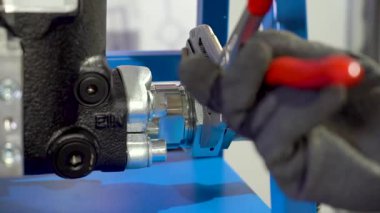 birincil hidrolik silindirler, üretim süreci, hassasiyet makineleri, metal üretimi, silindir montaj yüksek basınç testi, fabrika iş akışı, kalite kontrolü, metal bileşenler