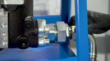 birincil hidrolik silindirler, üretim süreci, hassasiyet makineleri, metal üretimi, silindir montaj yüksek basınç testi, fabrika iş akışı, kalite kontrolü, metal bileşenler