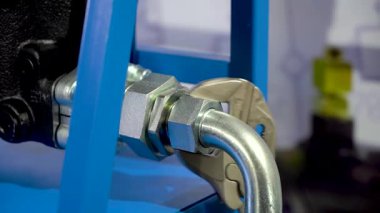 birincil hidrolik silindirler, üretim süreci, hassasiyet makineleri, metal üretimi, silindir montaj yüksek basınç testi, fabrika iş akışı, kalite kontrolü, metal bileşenler