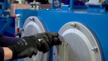 birincil hidrolik silindirler, üretim süreci, hassasiyet makineleri, metal üretimi, silindir montaj yüksek basınç testi, fabrika iş akışı, kalite kontrolü, metal bileşenler