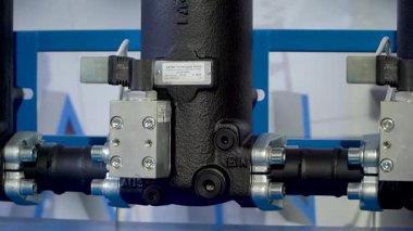 birincil hidrolik silindirler, üretim süreci, hassasiyet makineleri, metal üretimi, silindir montaj yüksek basınç testi, fabrika iş akışı, kalite kontrolü, metal bileşenler