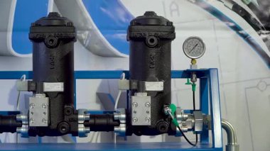 birincil hidrolik silindirler, üretim süreci, hassasiyet makineleri, metal üretimi, silindir montaj yüksek basınç testi, fabrika iş akışı, kalite kontrolü, metal bileşenler