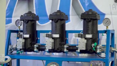 birincil hidrolik silindirler, üretim süreci, hassasiyet makineleri, metal üretimi, silindir montaj yüksek basınç testi, fabrika iş akışı, kalite kontrolü, metal bileşenler