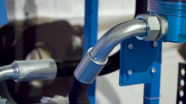 birincil hidrolik silindirler, üretim süreci, hassasiyet makineleri, metal üretimi, silindir montaj yüksek basınç testi, fabrika iş akışı, kalite kontrolü, metal bileşenler