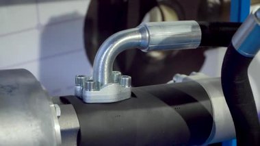 birincil hidrolik silindirler, üretim süreci, hassasiyet makineleri, metal üretimi, silindir montaj yüksek basınç testi, fabrika iş akışı, kalite kontrolü, metal bileşenler