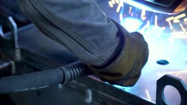 birincil hidrolik silindirler, üretim süreci, hassasiyet makineleri, metal üretimi, silindir montaj yüksek basınç testi, fabrika iş akışı, kalite kontrolü, metal bileşenler