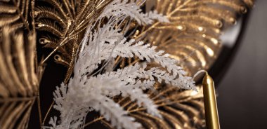 Tropikal palmiye yaprakları eski, antika yaprak çiçekli arka planda