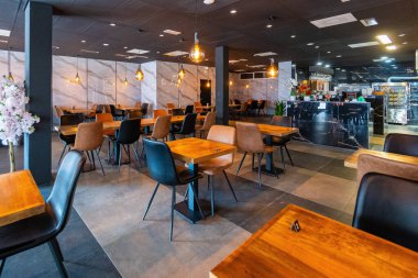 Açık hava kahve restoranı ya da arka plan için kafesi olan boş ahşap masa.