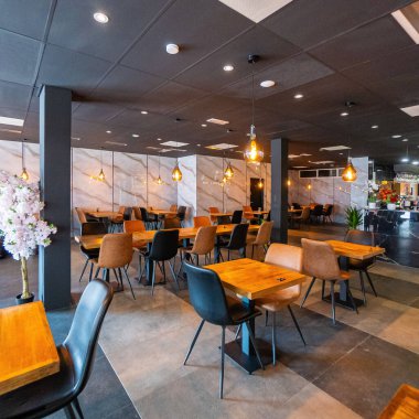 Açık hava kahve restoranı ya da arka plan için kafesi olan boş ahşap masa.