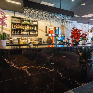 Açık hava kahve restoranı ya da arka plan için kafesi olan boş ahşap masa.