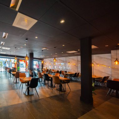 Ahşap mobilyalarla dolu barın içi. Geniş açılı restoran içi