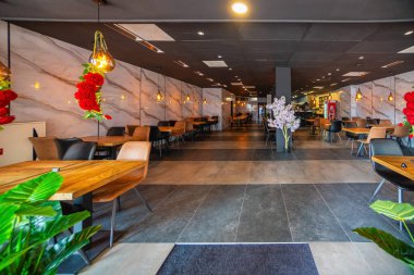 Açık hava kahve restoranı ya da arka plan için kafesi olan boş ahşap masa.