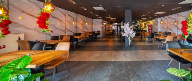 Açık hava kahve restoranı ya da arka plan için kafesi olan boş ahşap masa.