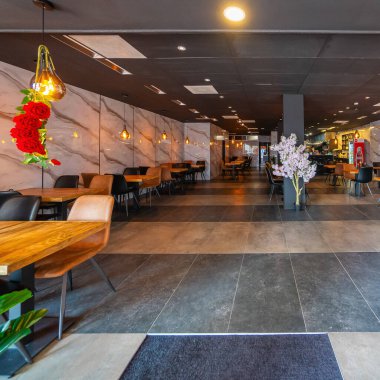 Açık hava kahve restoranı ya da arka plan için kafesi olan boş ahşap masa.