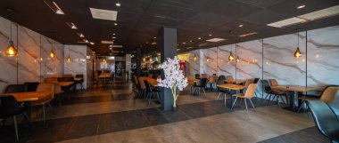 Açık hava kahve restoranı ya da arka plan için kafesi olan boş ahşap masa.