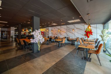 Açık hava kahve restoranı ya da arka plan için kafesi olan boş ahşap masa.