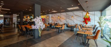 Açık hava kahve restoranı ya da arka plan için kafesi olan boş ahşap masa.