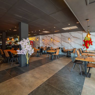 Açık hava kahve restoranı ya da arka plan için kafesi olan boş ahşap masa.