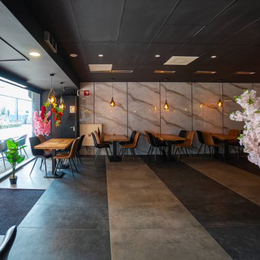 Açık hava kahve restoranı ya da arka plan için kafesi olan boş ahşap masa.