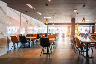 Ahşap mobilyalarla dolu barın içi. Geniş açılı restoran içi