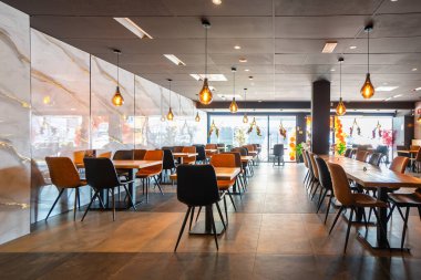 Ahşap mobilyalarla dolu barın içi. Geniş açılı restoran içi