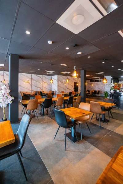 Açık hava kahve restoranı ya da arka plan için kafesi olan boş ahşap masa.