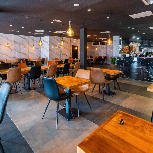 Açık hava kahve restoranı ya da arka plan için kafesi olan boş ahşap masa.