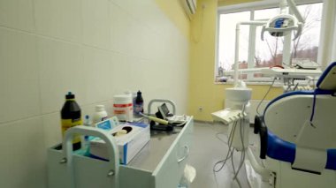 İlaç üretim tesisinde otomatik ampul doldurma ve mühürleme konveyör hattı