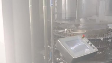 İlaç üretim tesisinde otomatik ampul doldurma ve mühürleme konveyör hattı