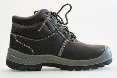 deri ayakkabı beyaz bir arka plana dayanır.