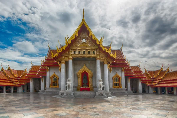 扫管笏 Benchamabophit 或大理石寺在曼谷，泰国. — 图库照片