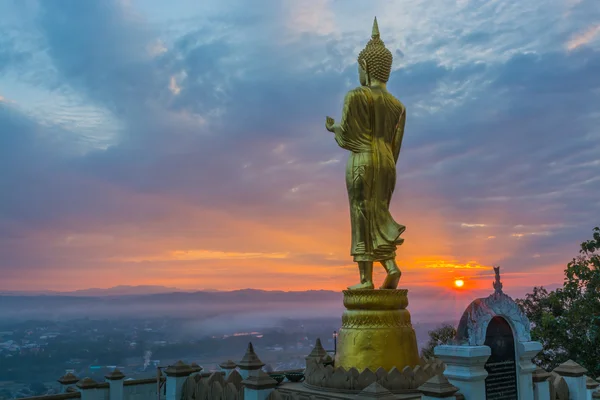 Статуя Будды на рассвете — стоковое фото