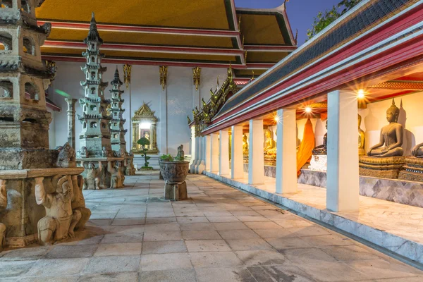 Ναός στην Μπανγκόκ αναμμένος τη νύχτα για το νέο έτος 2016 για επισκέφθηκε τους τουρίστες. Ναός — Φωτογραφία Αρχείου