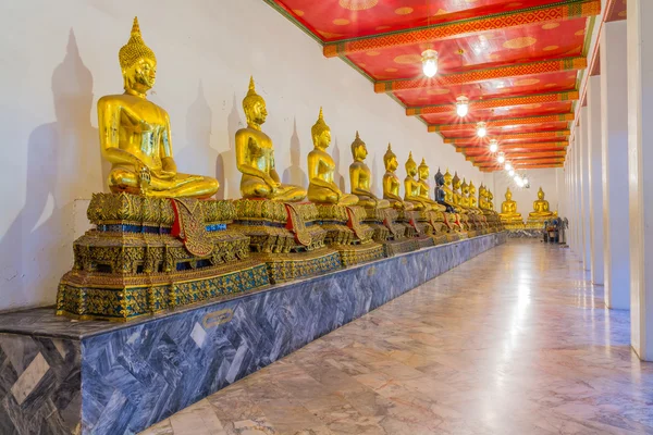 Изображения Будды в храме в Таиланде . — стоковое фото