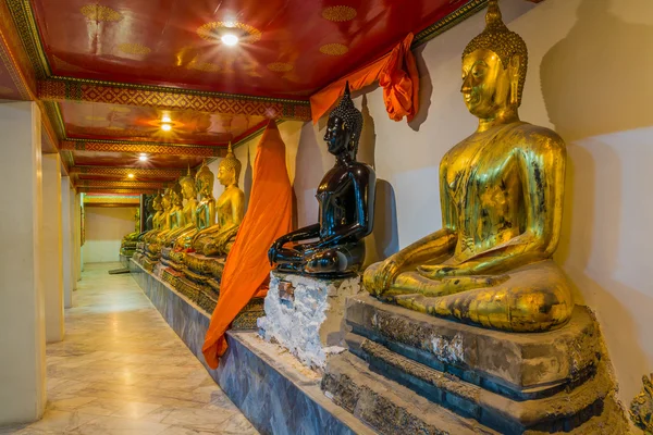 Изображения Будды в храме в Таиланде . — стоковое фото