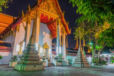Bangkok tapınakta geceleri ziyaret edilen turistler için yeni yıl 2016 ışıklı. Tapınak