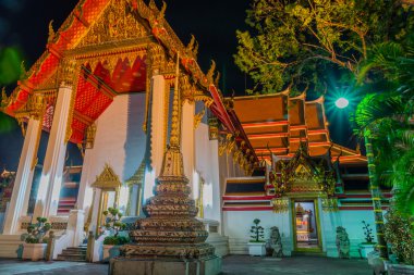 Tapınak Bangkok gece yeni yıl 2016 ziyaret edilen turistler için ışıklı.