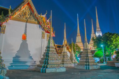 Tapınak Bangkok gece yeni yıl 2016 ziyaret edilen turistler için ışıklı.