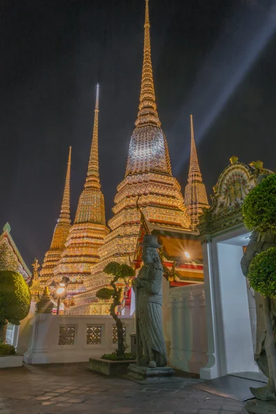 Chrám v Bangkoku v noci na nový rok 2016 svítí navštěvované turisty. — Stock fotografie