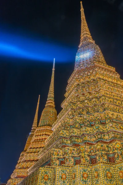 Templo en Bangkok iluminado por la noche en Año Nuevo 2016 para los turistas visitados . — Foto de Stock