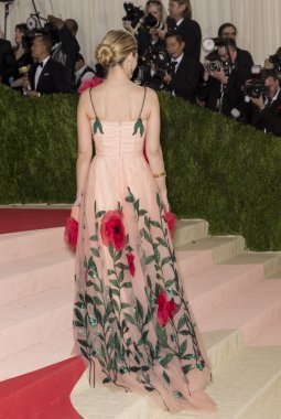 Elizabeth Cordry - barındırılan genel yayın yönetmeni